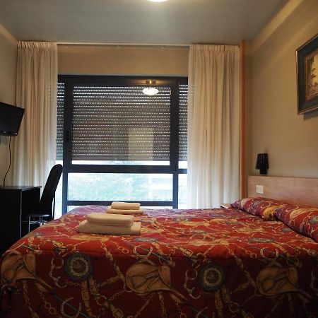 Hostal Acella Pamplona Bagian luar foto A room at the hotel