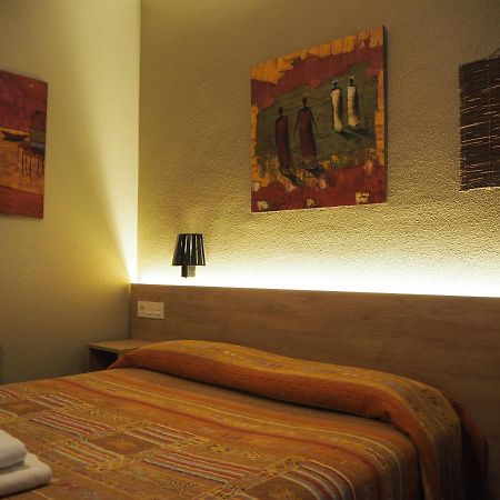 Hostal Acella Pamplona Bagian luar foto A room at the hotel
