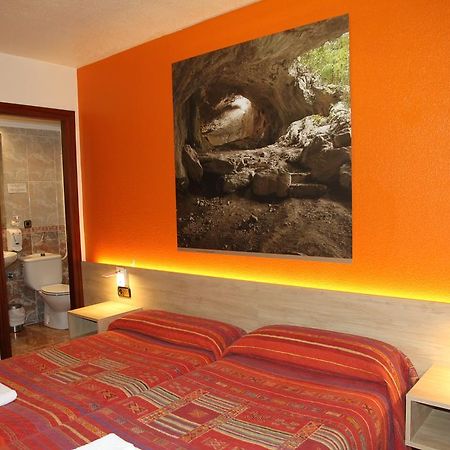 Hostal Acella Pamplona Bagian luar foto A room at the hotel