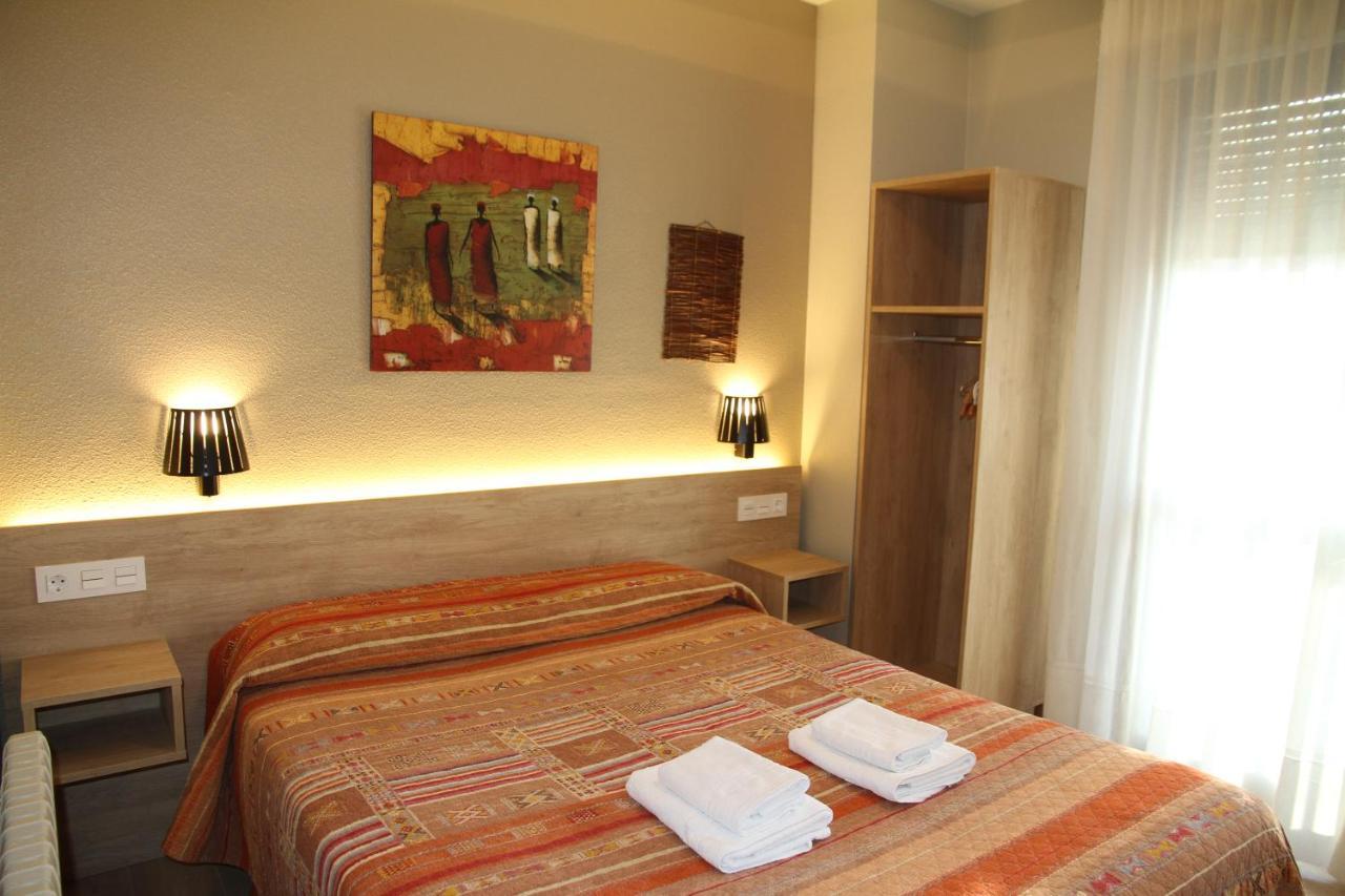 Hostal Acella Pamplona Bagian luar foto A room at the hotel