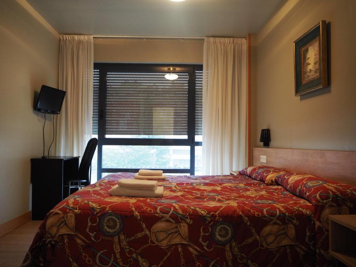 Hostal Acella Pamplona Bagian luar foto A room at the hotel