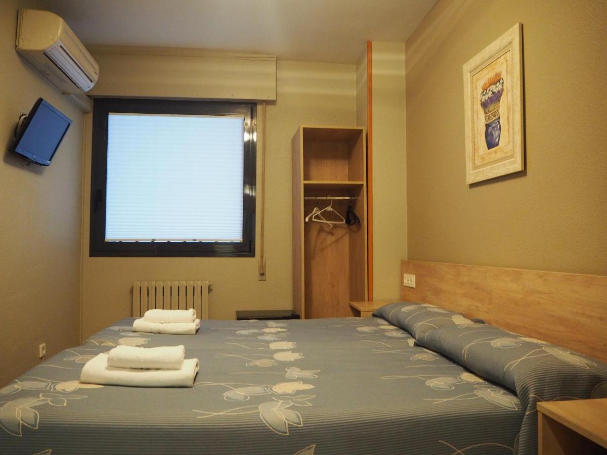 Hostal Acella Pamplona Bagian luar foto A room at the hotel