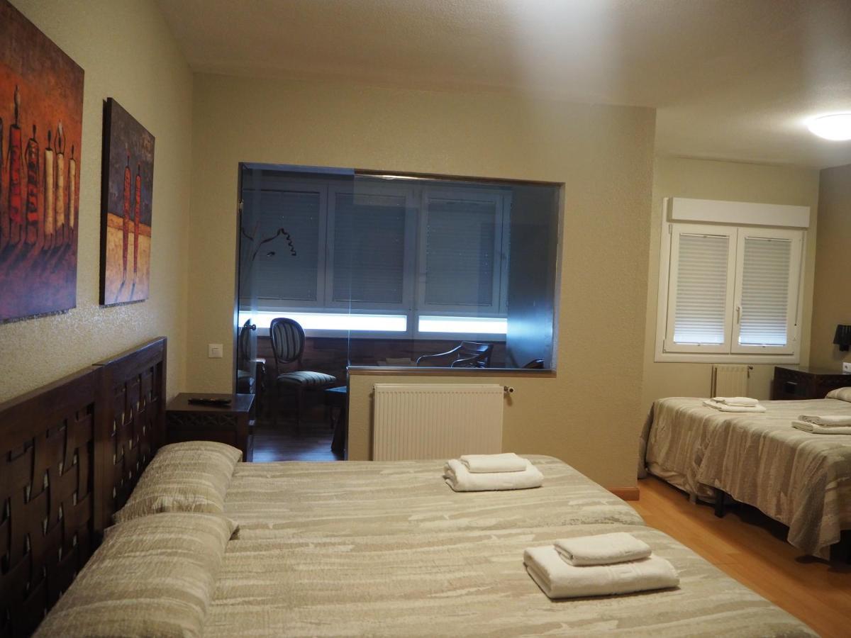 Hostal Acella Pamplona Bagian luar foto A room at the hotel