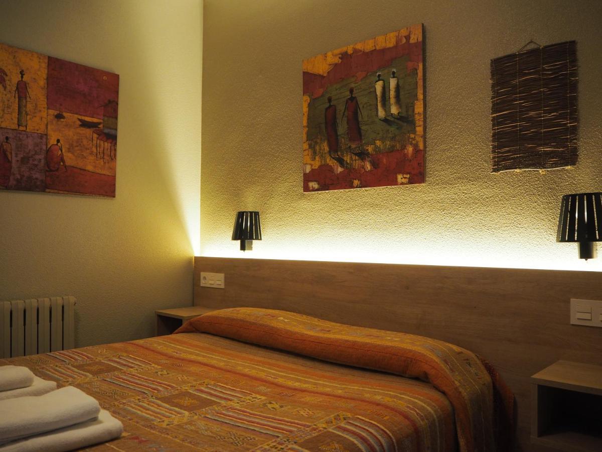 Hostal Acella Pamplona Bagian luar foto A room at the hotel