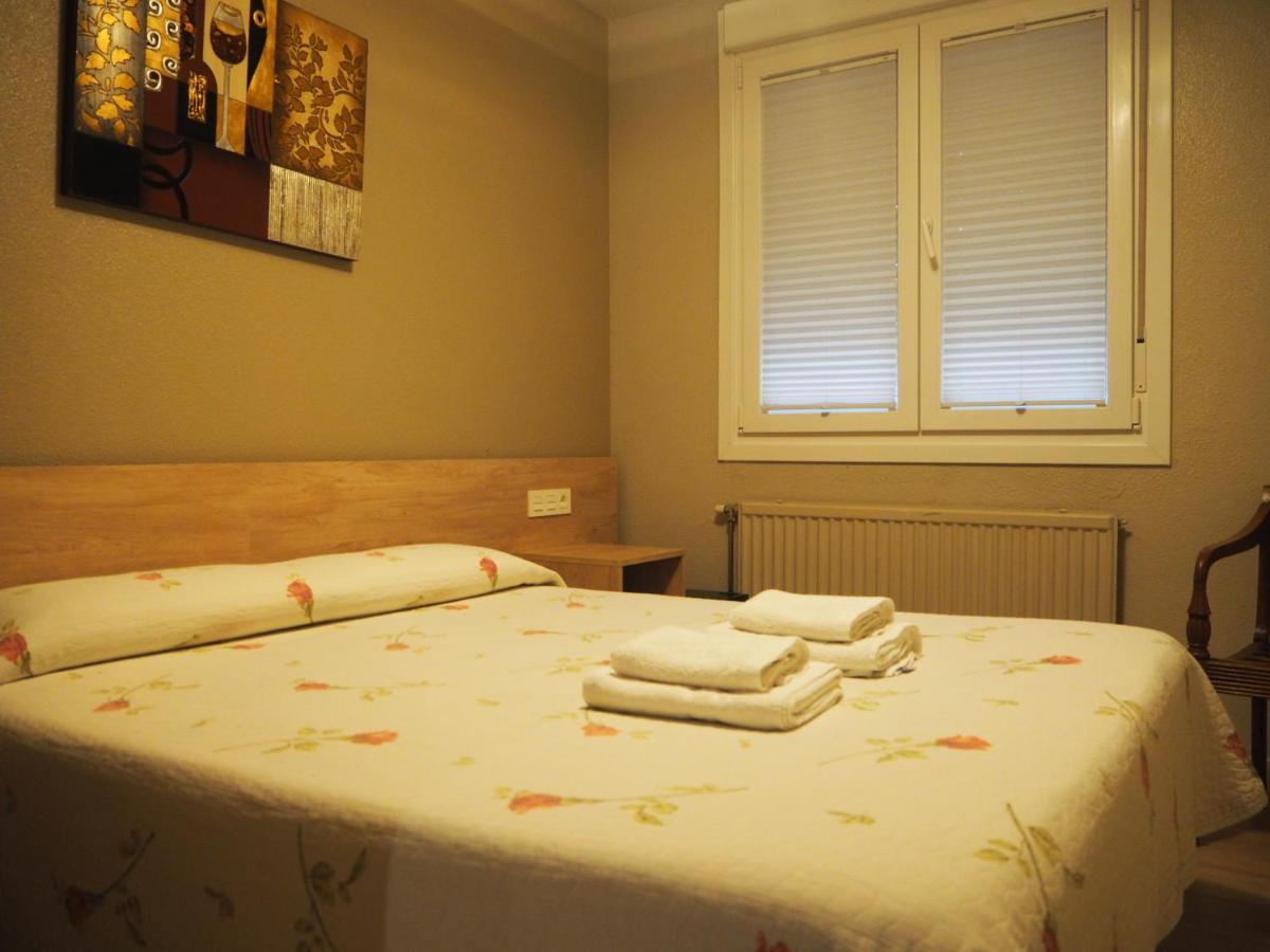 Hostal Acella Pamplona Bagian luar foto A guest room at the hotel