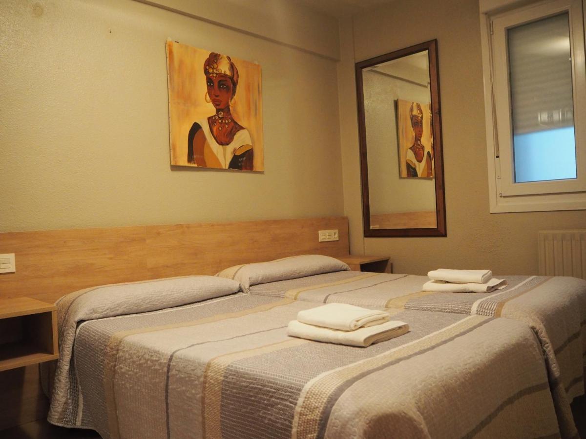 Hostal Acella Pamplona Bagian luar foto A room at the hotel