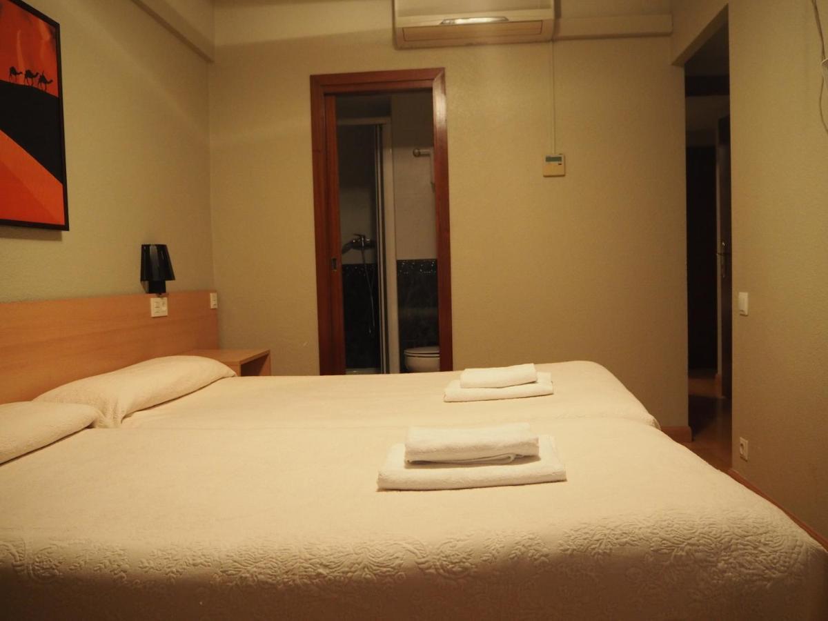 Hostal Acella Pamplona Bagian luar foto A room at the hotel