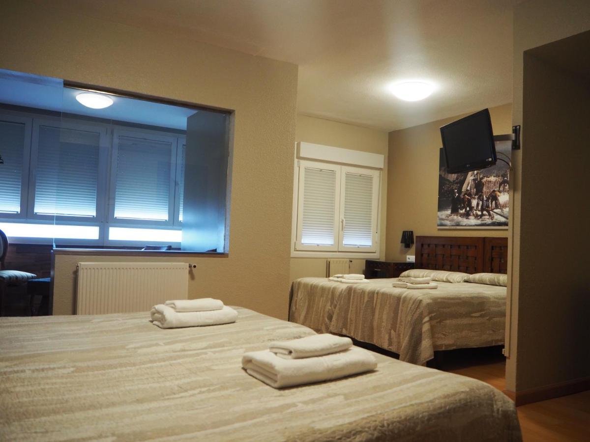 Hostal Acella Pamplona Bagian luar foto A room at the hotel