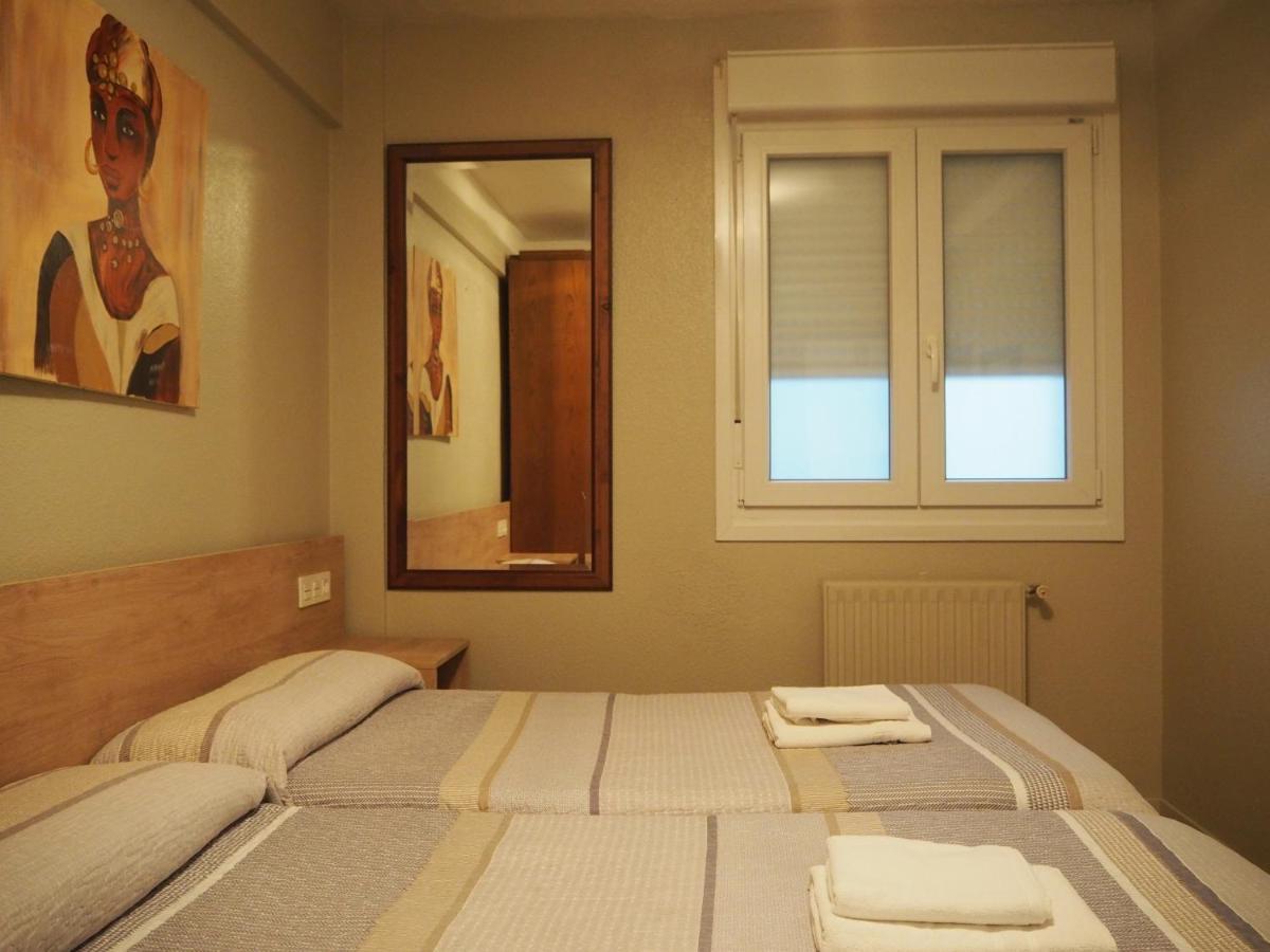 Hostal Acella Pamplona Bagian luar foto A room at the hotel