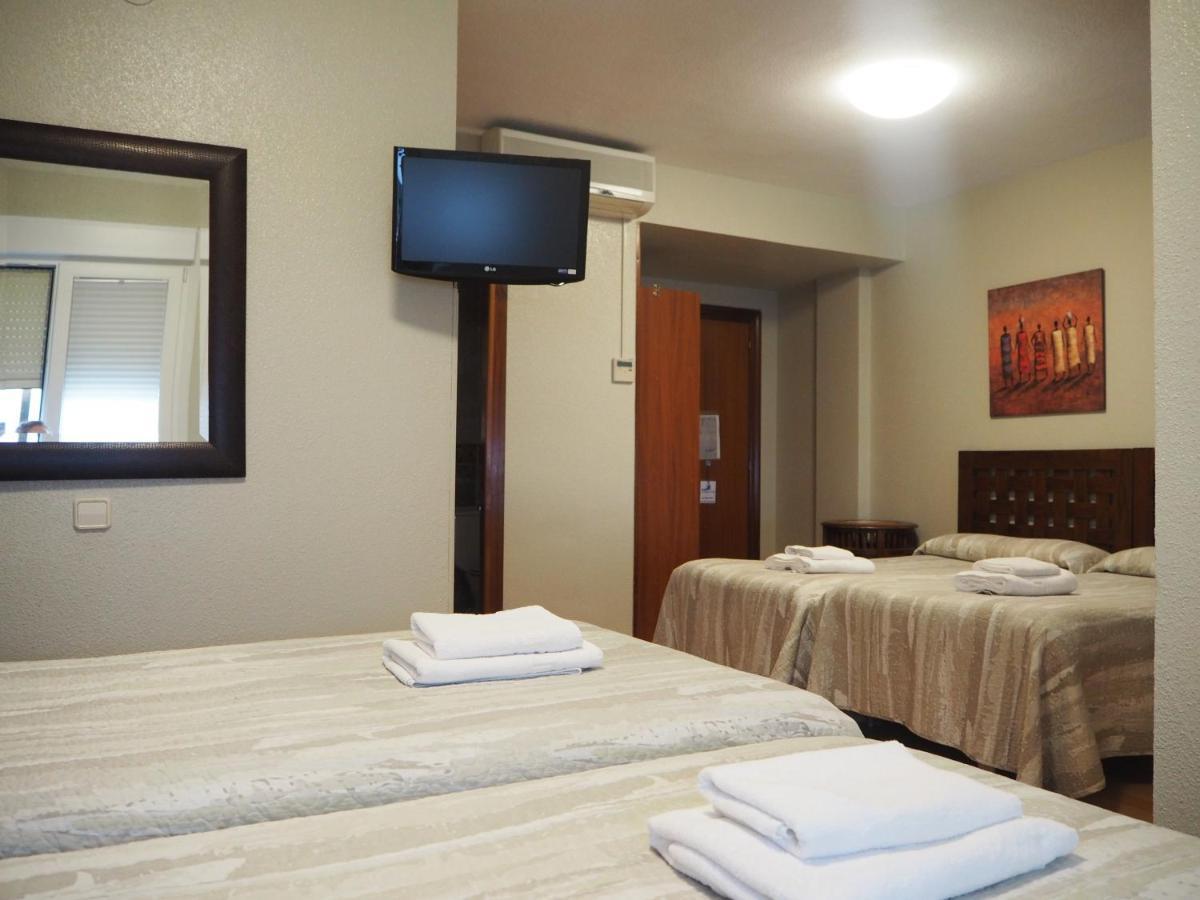 Hostal Acella Pamplona Bagian luar foto