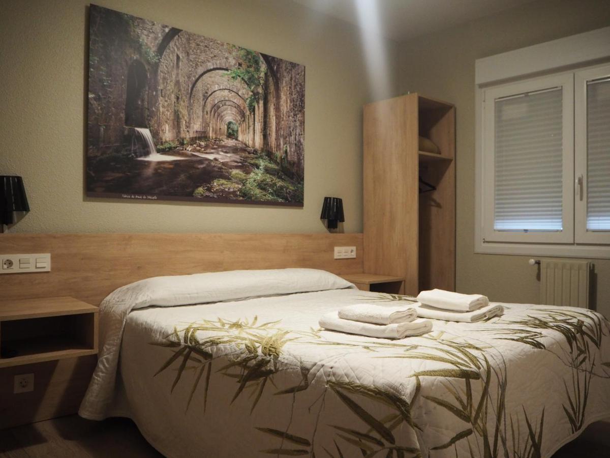 Hostal Acella Pamplona Bagian luar foto A bedroom in a hotel