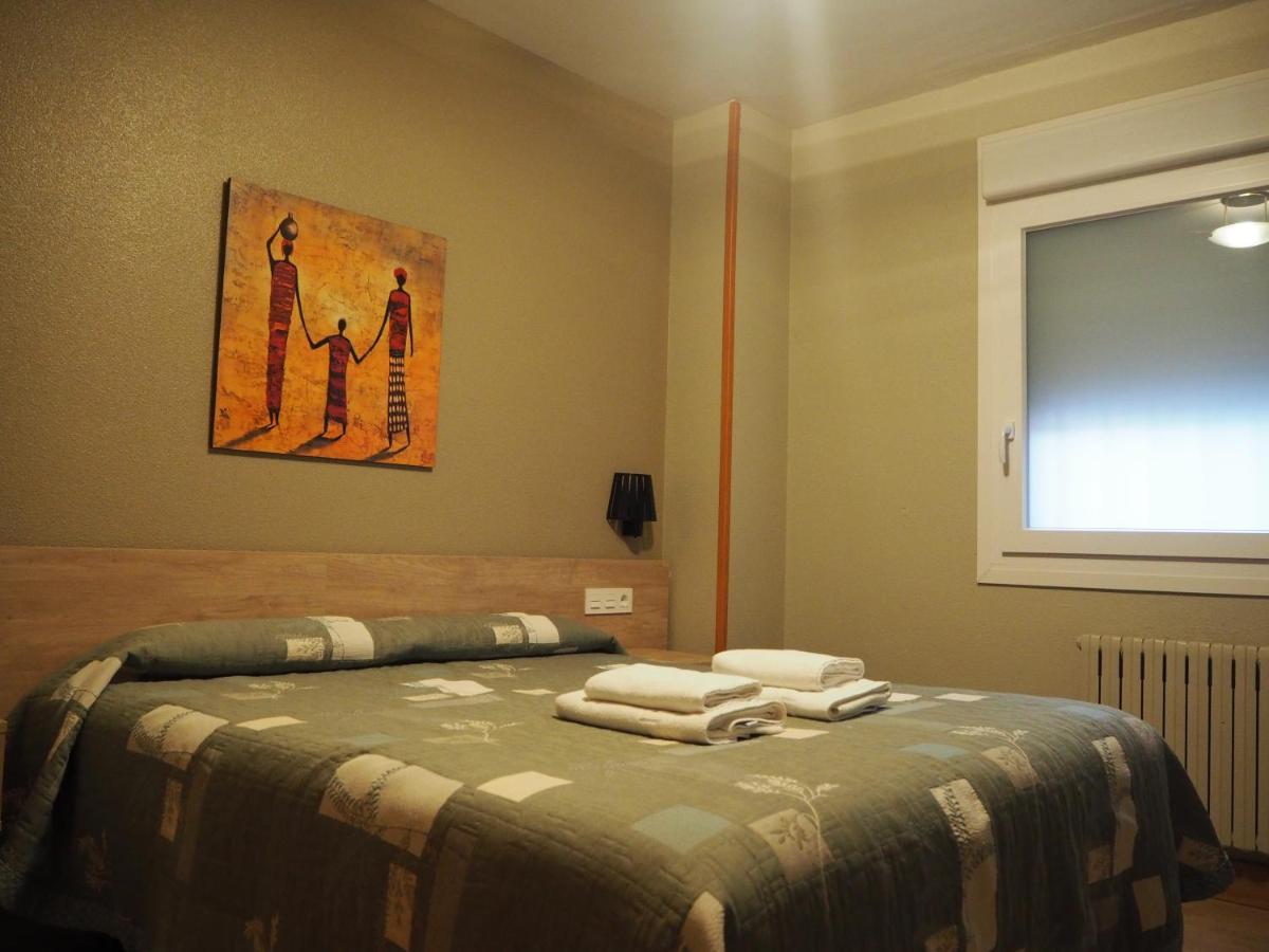 Hostal Acella Pamplona Bagian luar foto A bedroom in a hotel