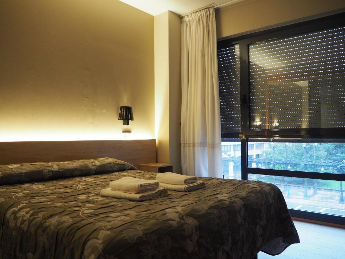Hostal Acella Pamplona Bagian luar foto A bedroom
