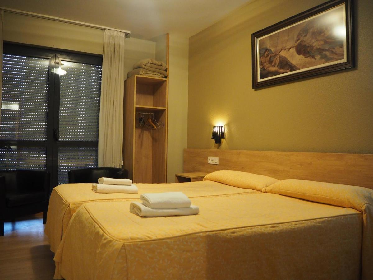 Hostal Acella Pamplona Bagian luar foto A typical hotel room