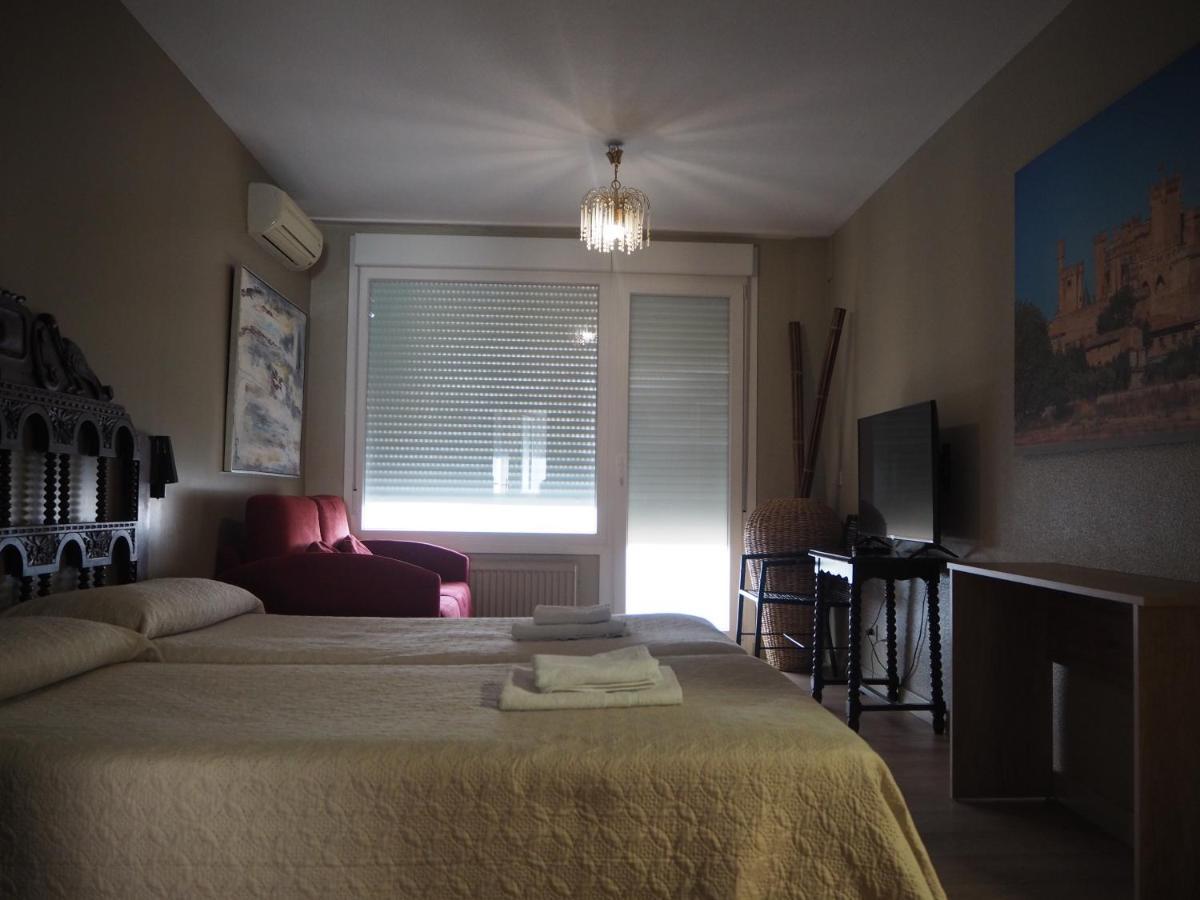 Hostal Acella Pamplona Bagian luar foto A room at the hotel