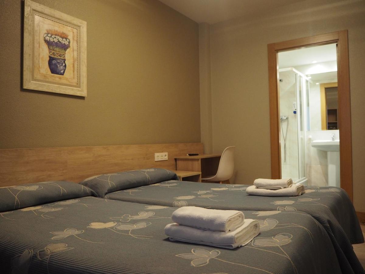 Hostal Acella Pamplona Bagian luar foto A typical hotel room