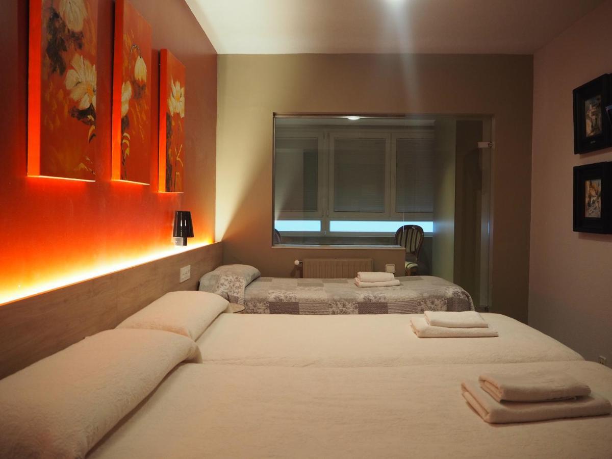Hostal Acella Pamplona Bagian luar foto A room at a love hotel in Tokyo
