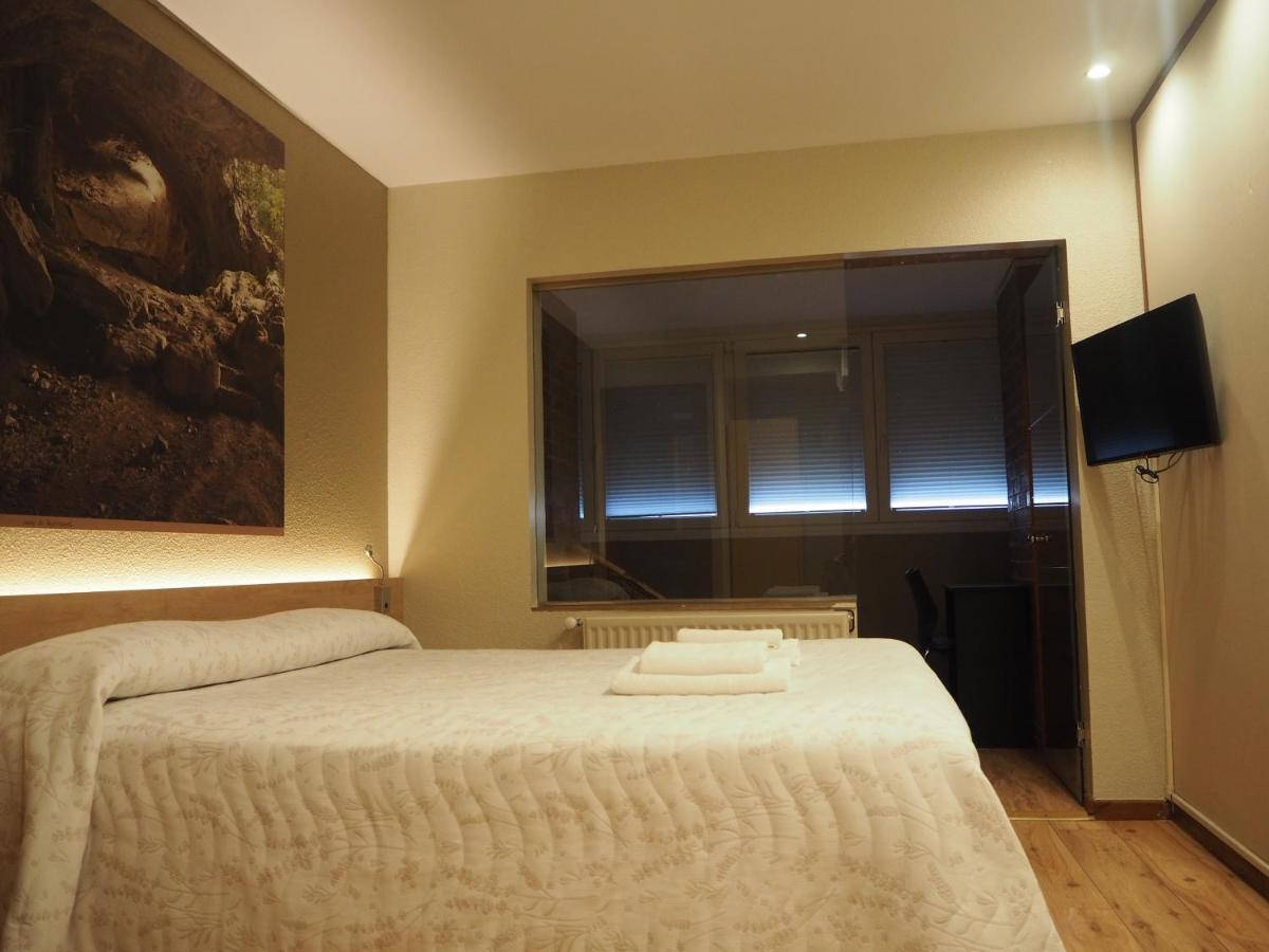 Hostal Acella Pamplona Bagian luar foto A room at the hotel