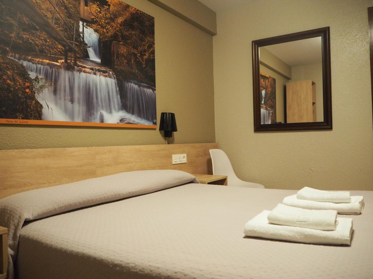 Hostal Acella Pamplona Bagian luar foto A room at the hotel