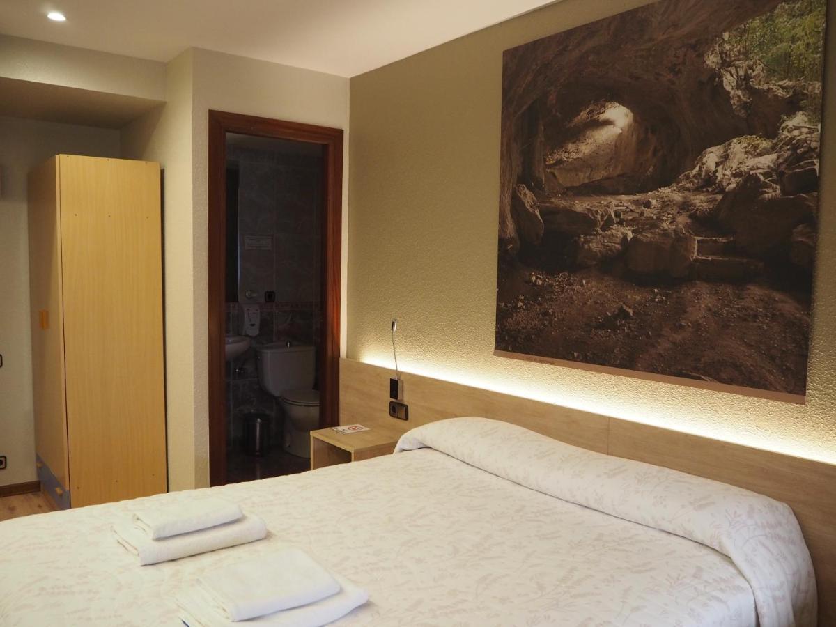 Hostal Acella Pamplona Bagian luar foto