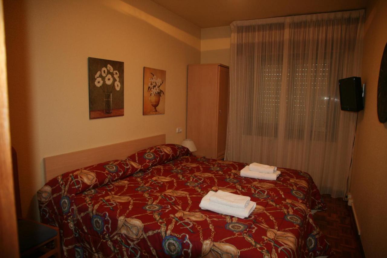 Hostal Acella Pamplona Ruang foto A typical room at the hotel