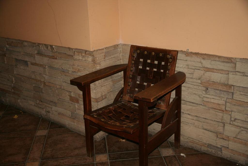 Hostal Acella Pamplona Bagian luar foto The chair used by the victims