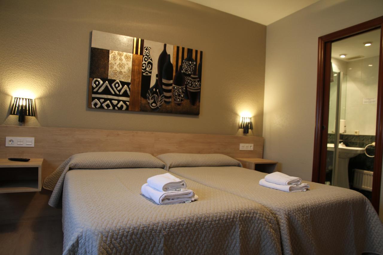 Hostal Acella Pamplona Bagian luar foto A room at the hotel