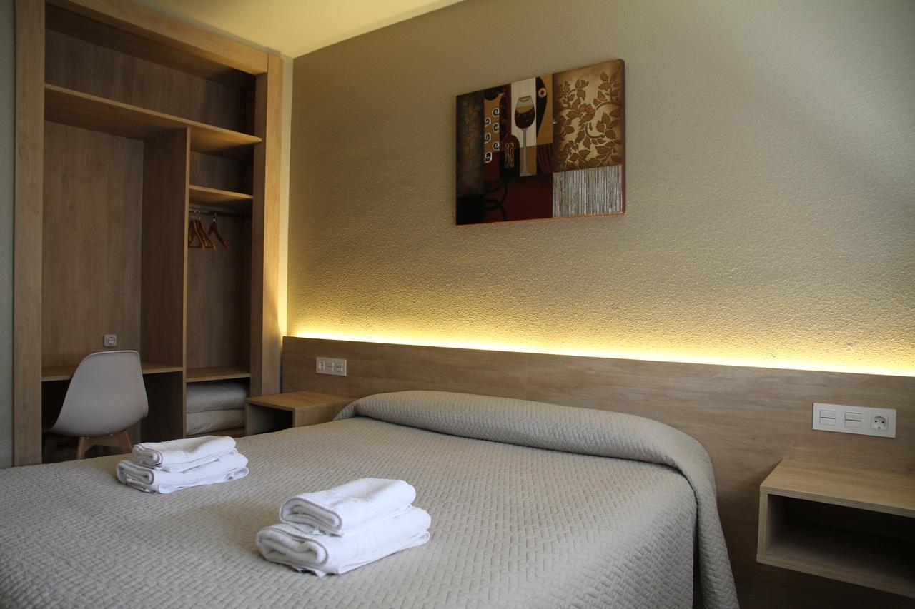 Hostal Acella Pamplona Bagian luar foto A room at the hotel