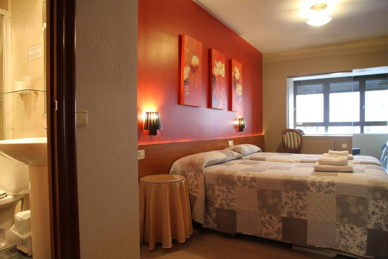 Hostal Acella Pamplona Bagian luar foto A room at the hotel