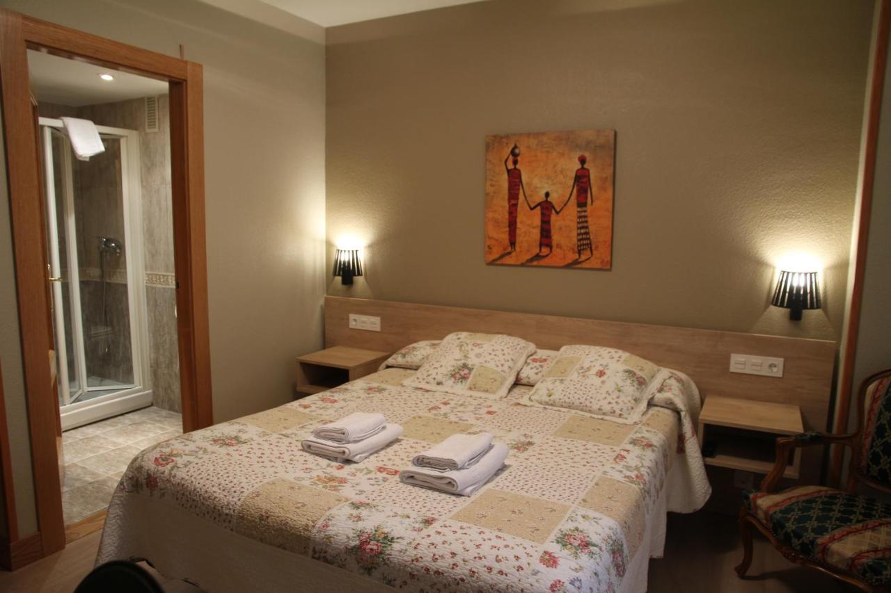 Hostal Acella Pamplona Bagian luar foto