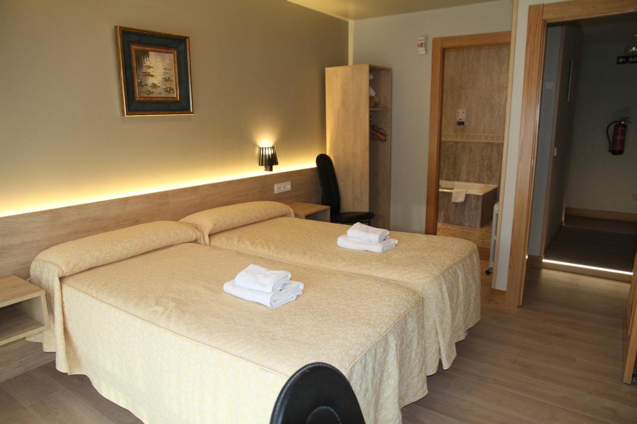 Hostal Acella Pamplona Bagian luar foto A room at the hotel